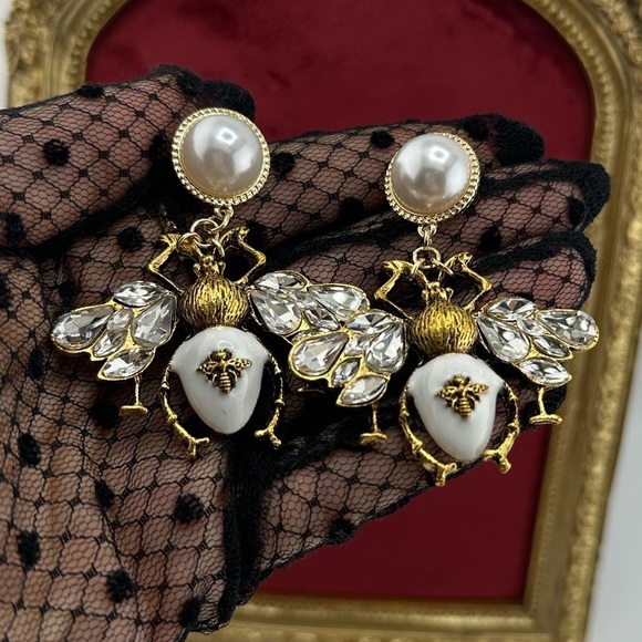 Vintage Honeybee Elegant Gold White Crystal Pearl Bee Earrings - Picture 4 of 11